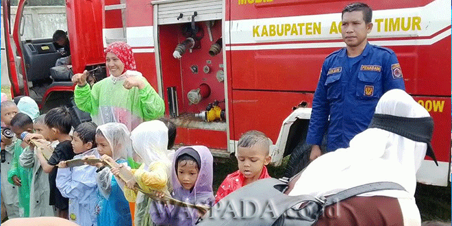 Anak-anak PAUD melihat mobil pemadam kebakaran saat simulasi keselamatan di Stadion TM Djjafar Kuta Binjei