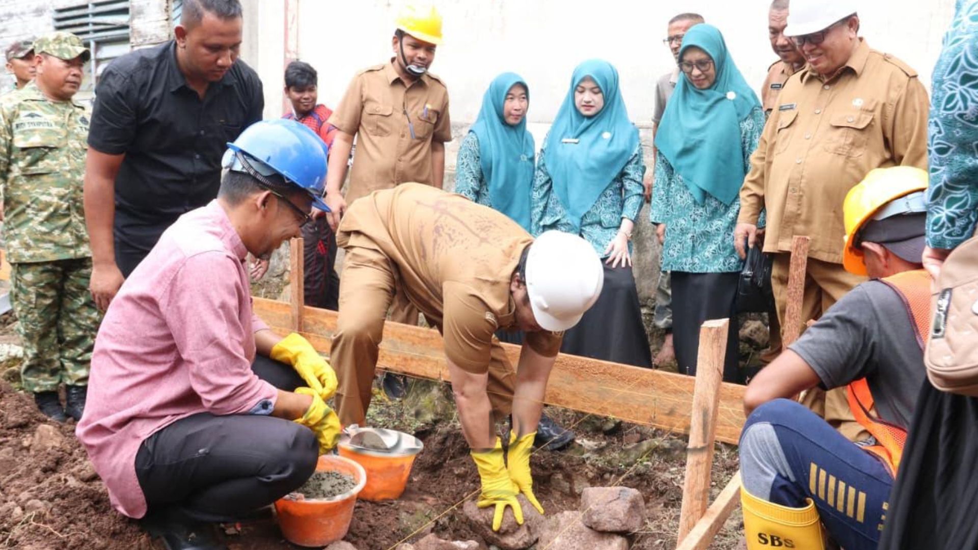 Wali Kota Sabang meletakkan batu pertama pembangunan rumah dan menyalurkan zakat kepada mustahik