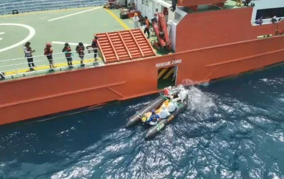 Tim SAR di kapal saat operasi pencarian korban KM Virgo di Laut Jawa