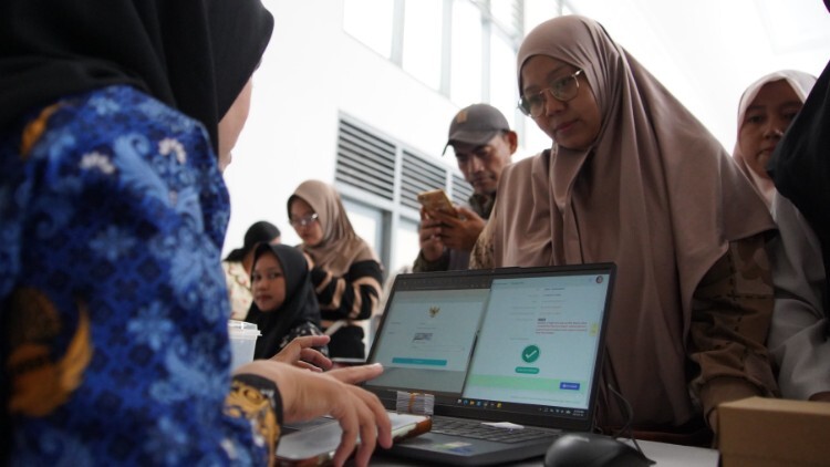 Petugas dan warga melakukan aktivasi Identitas Kependudukan Digital di Kediri