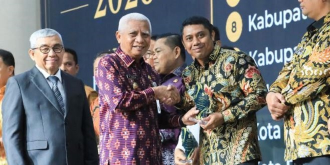 Penyerahan penghargaan KIP Informatif kepada Pemkab Labuhanbatu di Medan