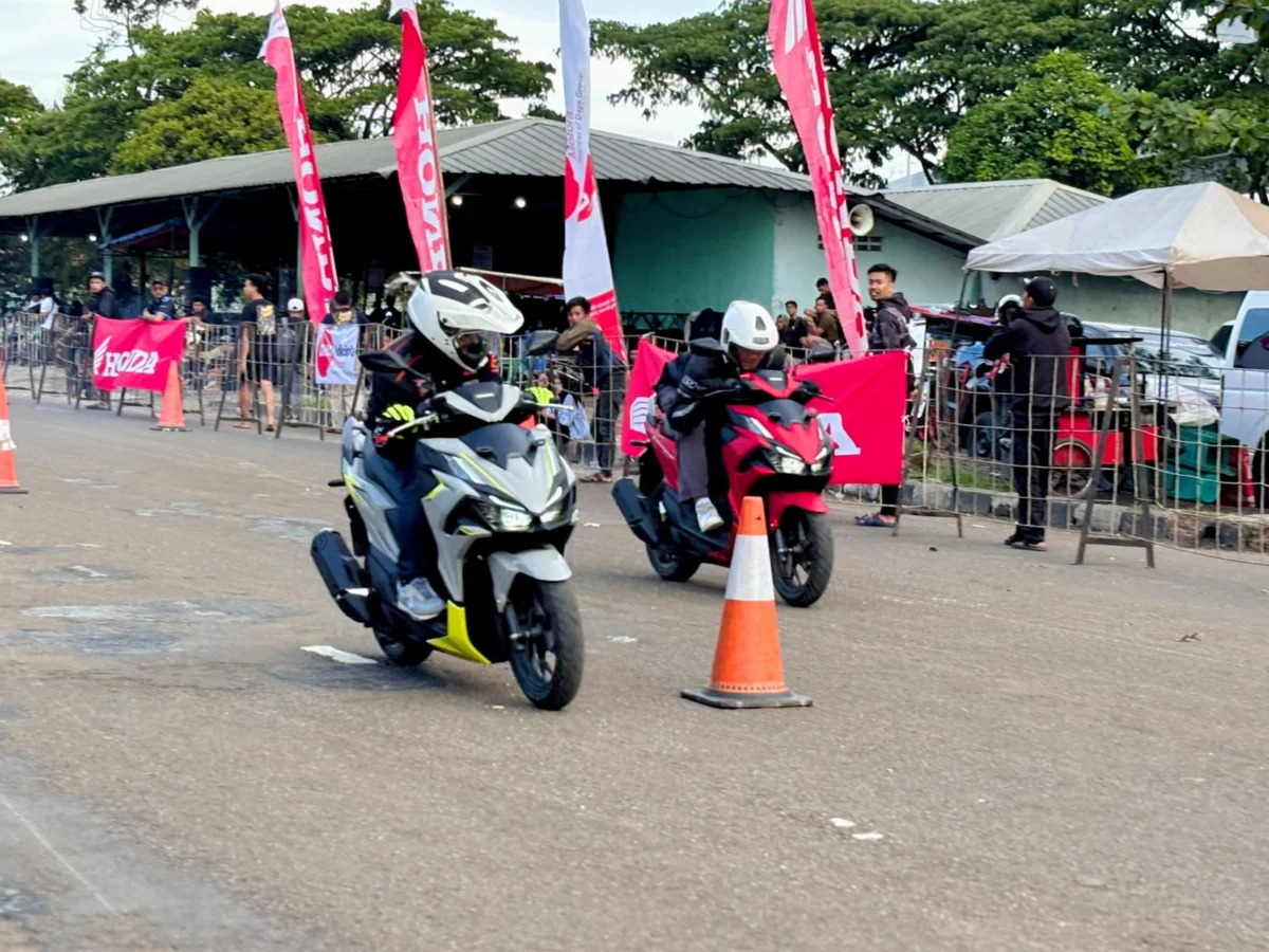 Pengunjung melihat display motor Honda di Laki Code 2026 di Lapangan Brigif Cimahi