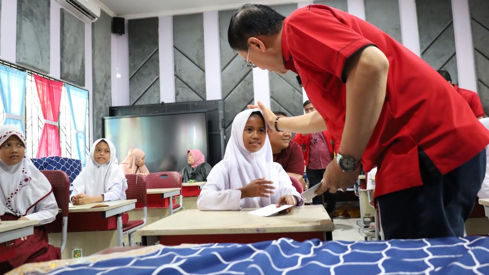 Hasyim menyerahkan santunan kepada siswa korban dugaan keracunan MBG di SD Negeri 060870 Medan
