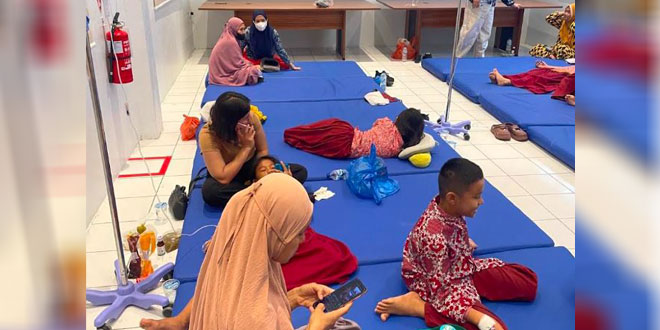 Siswa SD mendapat perawatan medis setelah diduga keracunan susu MBG di Medan