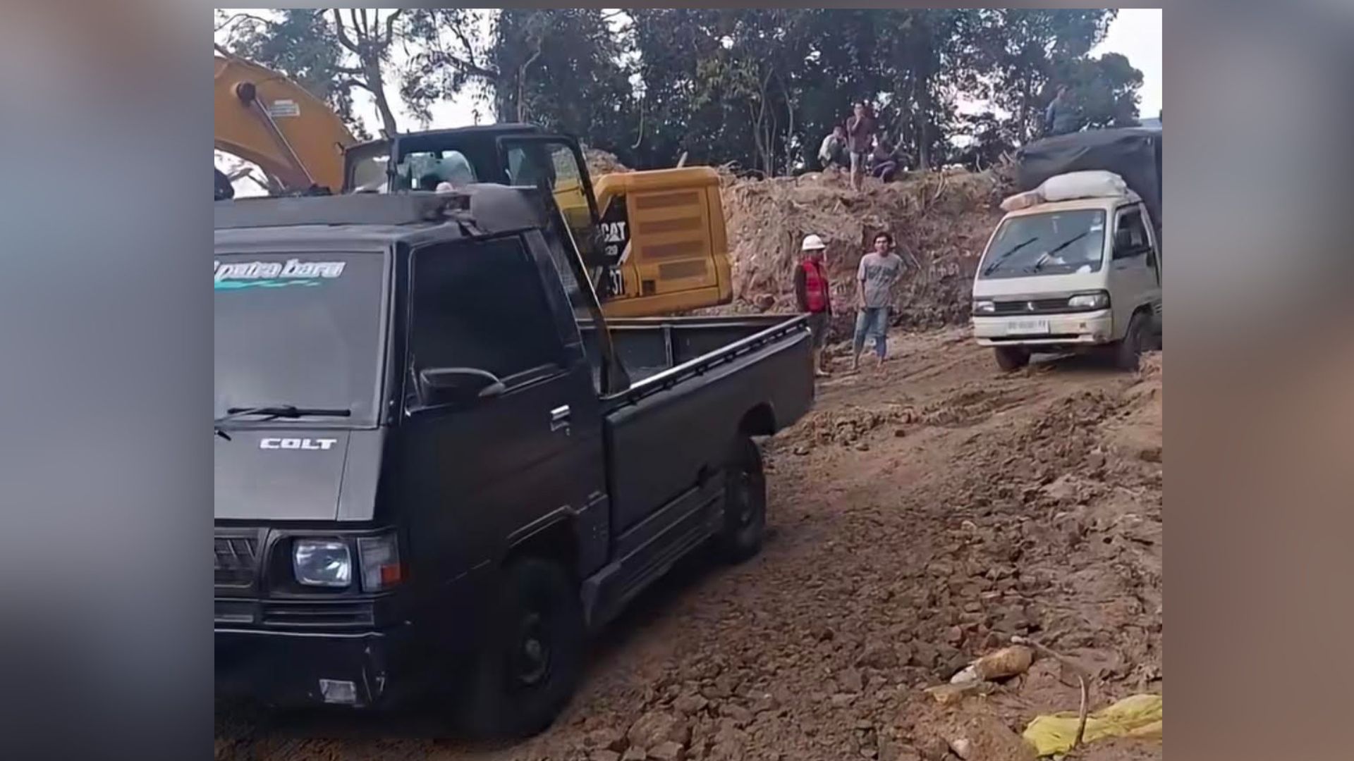 Jalan amblas di Desa Marsada Sipirok yang dilintasi kendaraan secara bergantian