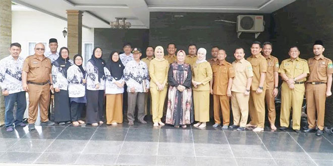 Plt Bupati Langkat Tiorita menerima pengurus PGRI di kediaman Desa Raja Tengah