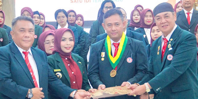 Bupati Maya Hasmita menghadiri pelantikan pengurus IDI Cabang Labuhanbatu