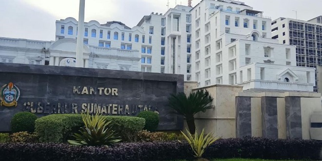 Aktivis Lempabudti menyerahkan surat ke kantor Gubernur Sumut di Medan