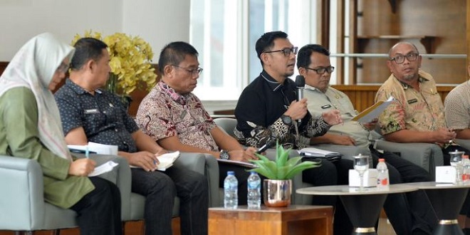 Lahan pertanian di Sumatera Utara dengan petani dan panen