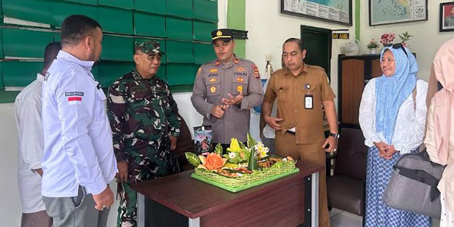 Kapolsek menyerahkan tumpeng kepada Danramil 03 Lhoknga sebagai ucapan HUT TNI ke-81