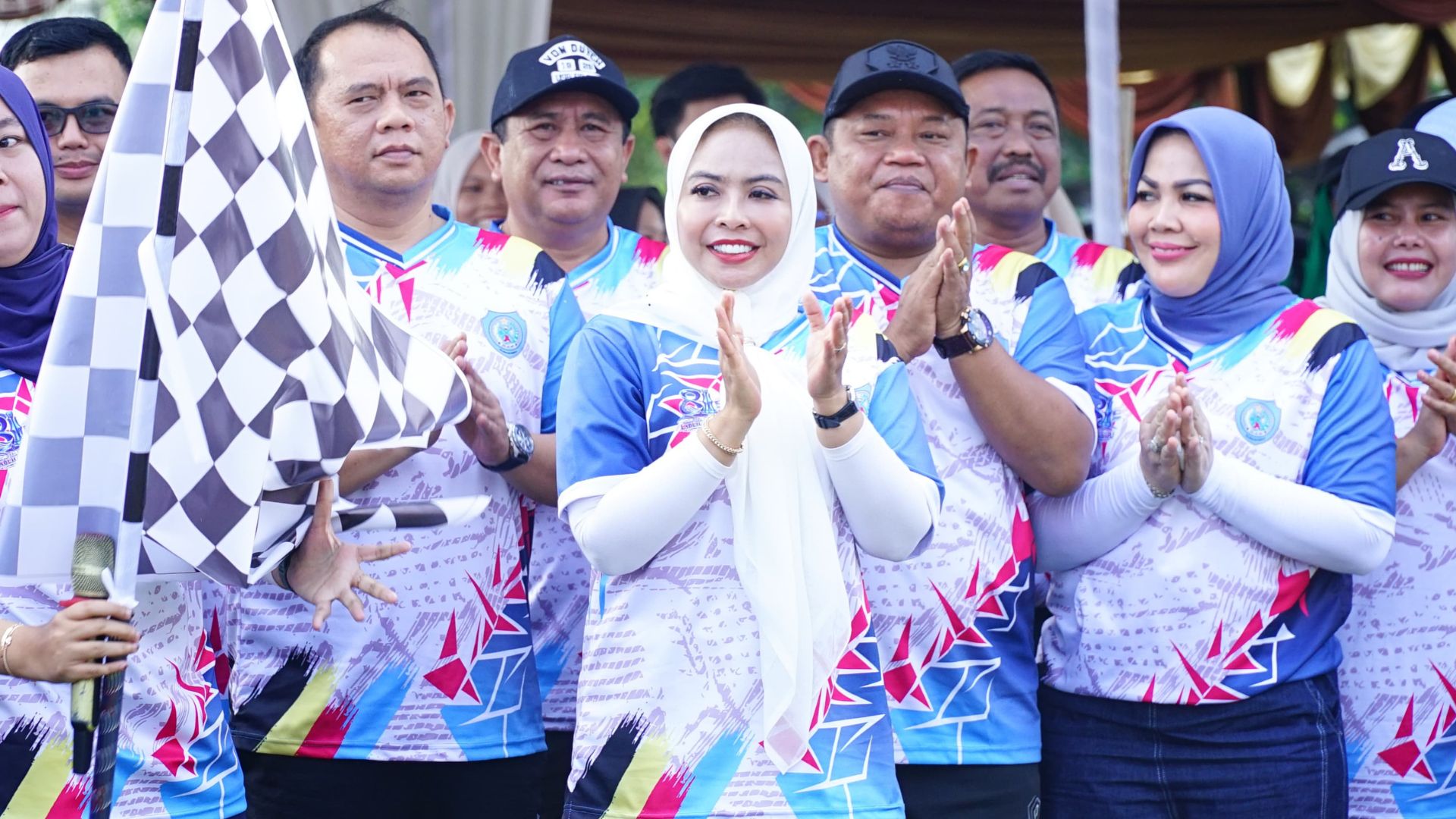 Ribuan warga mengikuti jalan santai HUT ke-81 Pemkab Labuhanbatu di Lapangan Ika La Iya, Labuhan Bilik