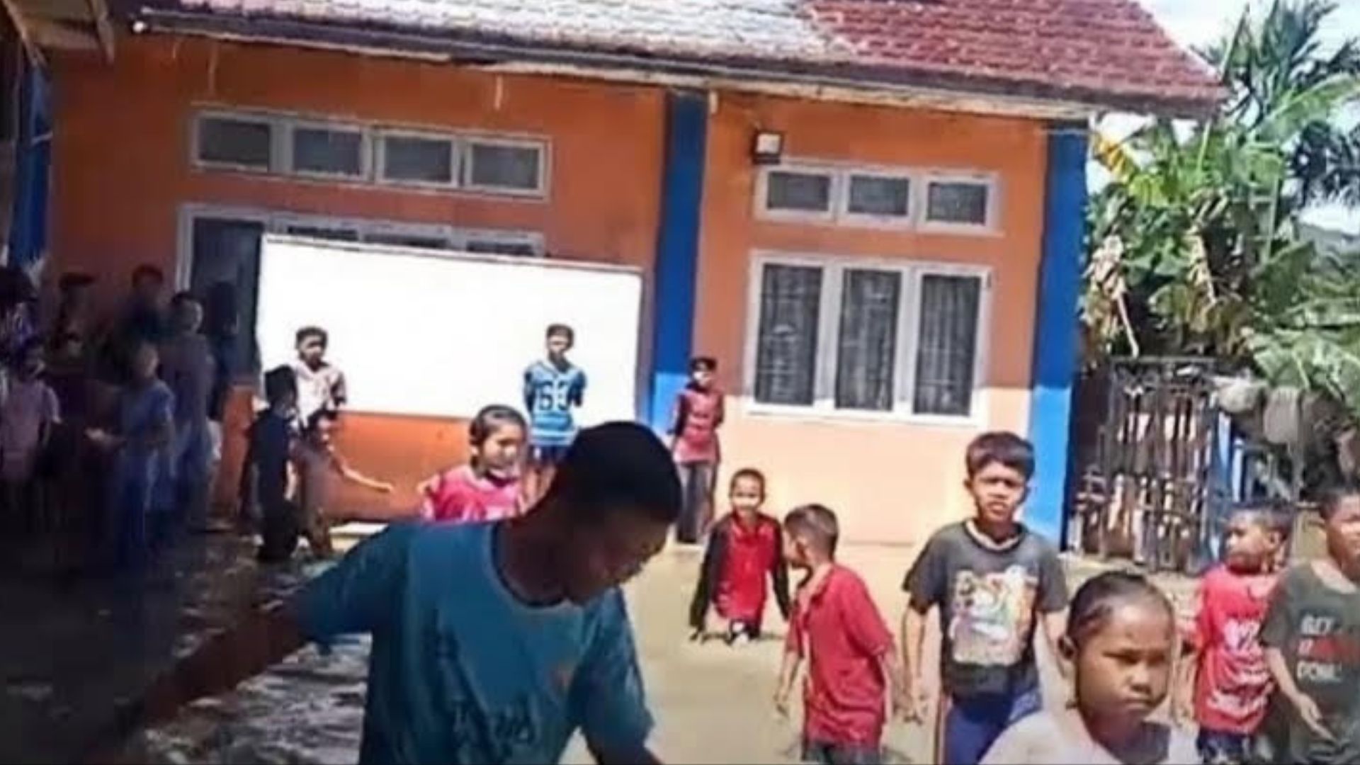 Warga berkumpul protes di depan gedung BPBD Aceh Tenggara menuntut tenda darurat